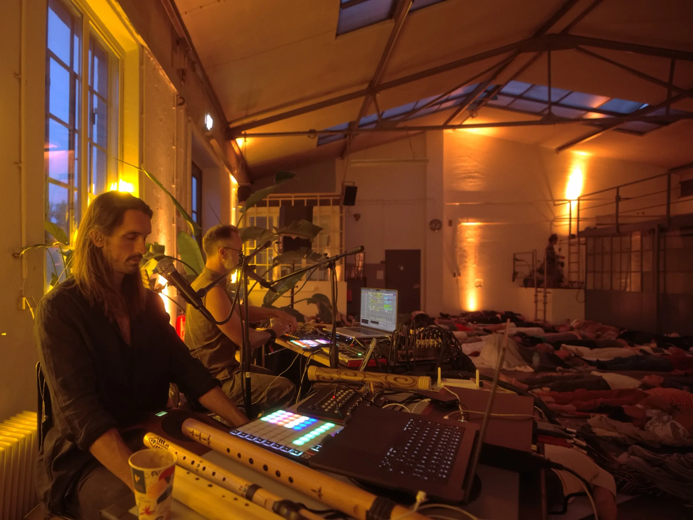 Sandy and Alex playing in a warm lit industrial hall in Munich as the room settles