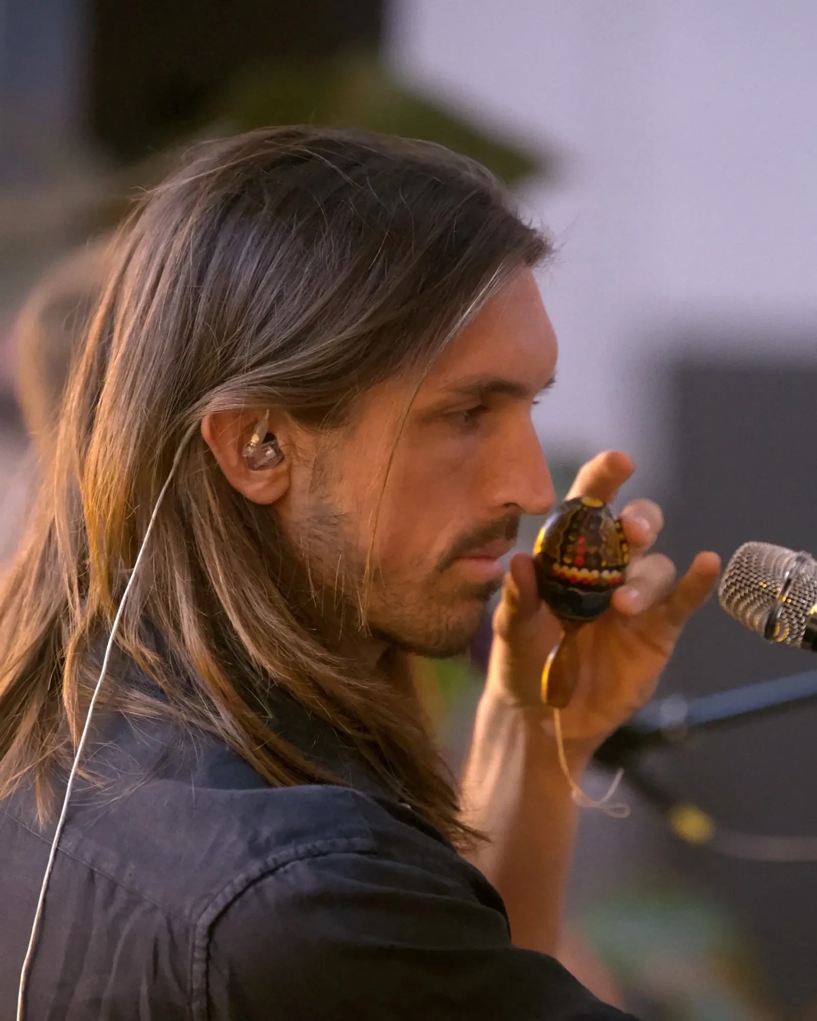 Sandy with a shaker at the microphone in Munich
